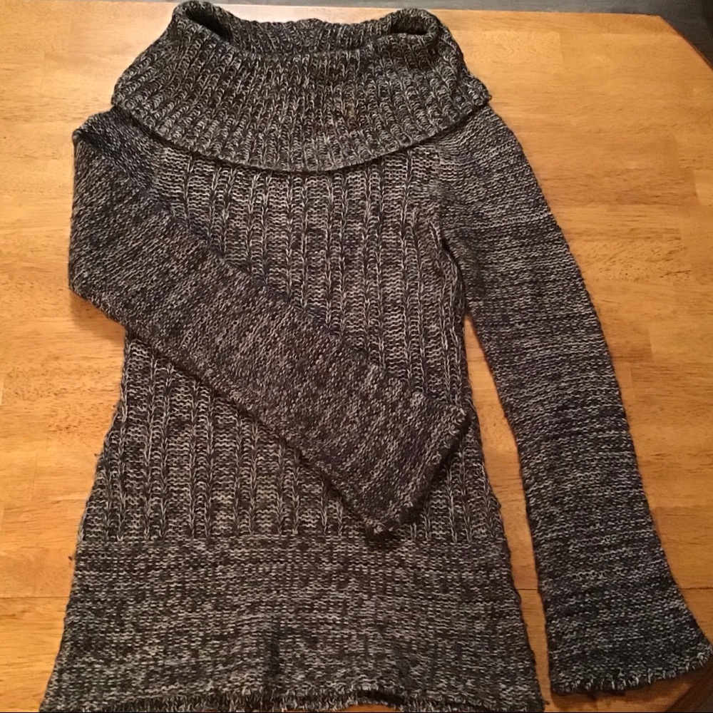 Small gray-black/white cowl neck sweater